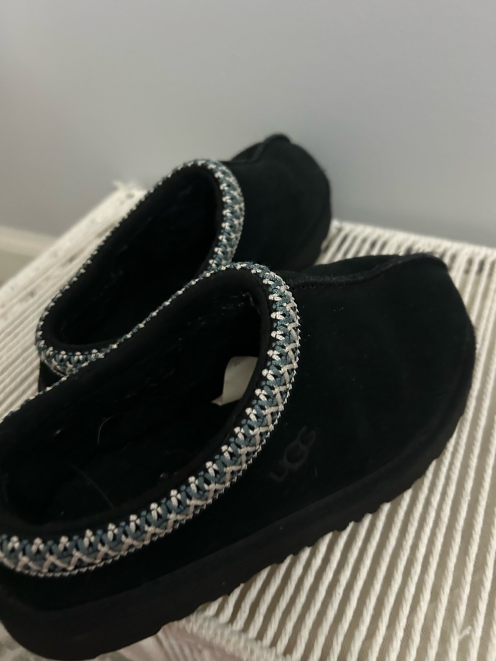 UGG Kids Tasman II Slipper in Black with Contrast Trim - Picture 4 of 6